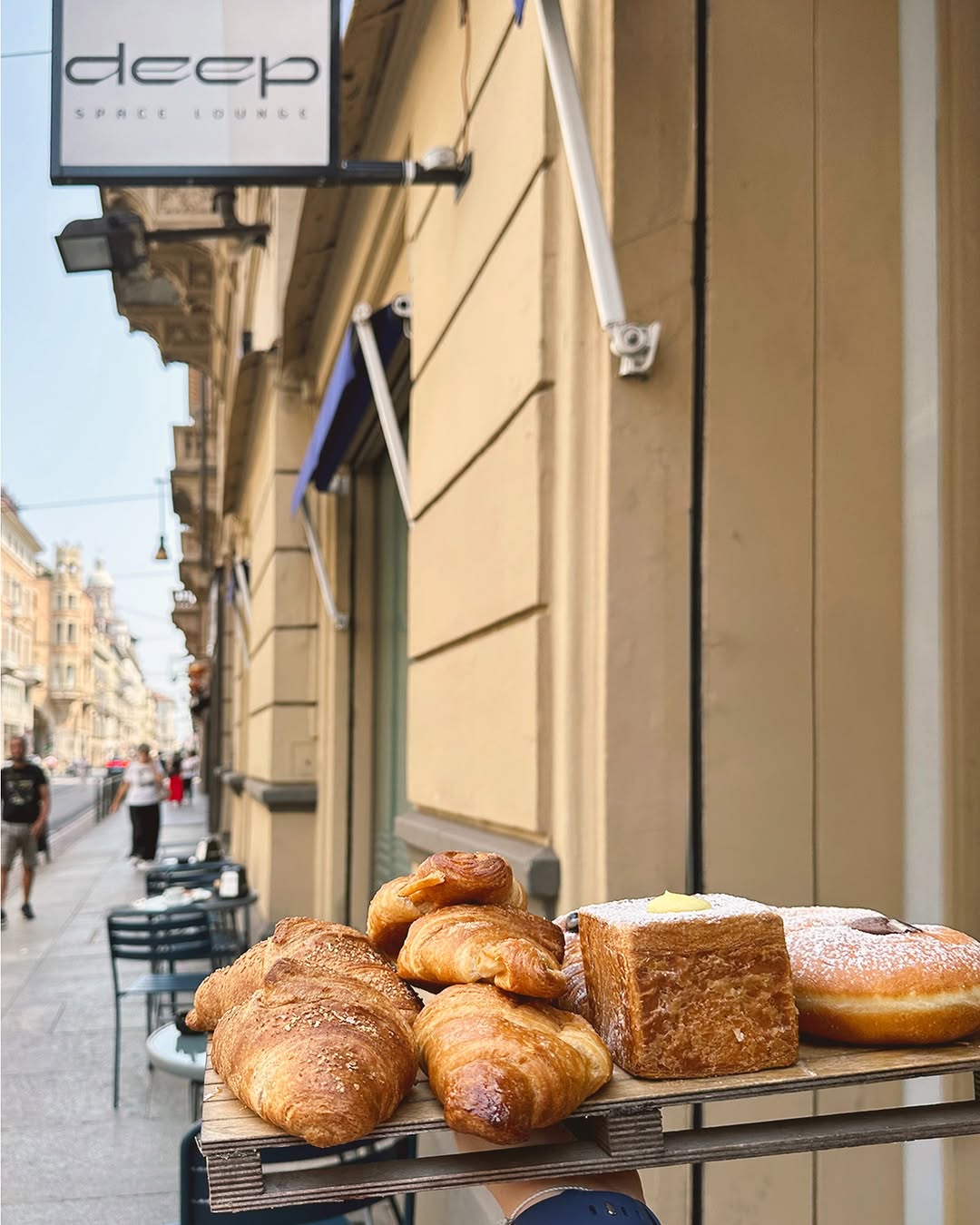 Vassoio con croissant e dolci davanti a Deep Space Lounge.