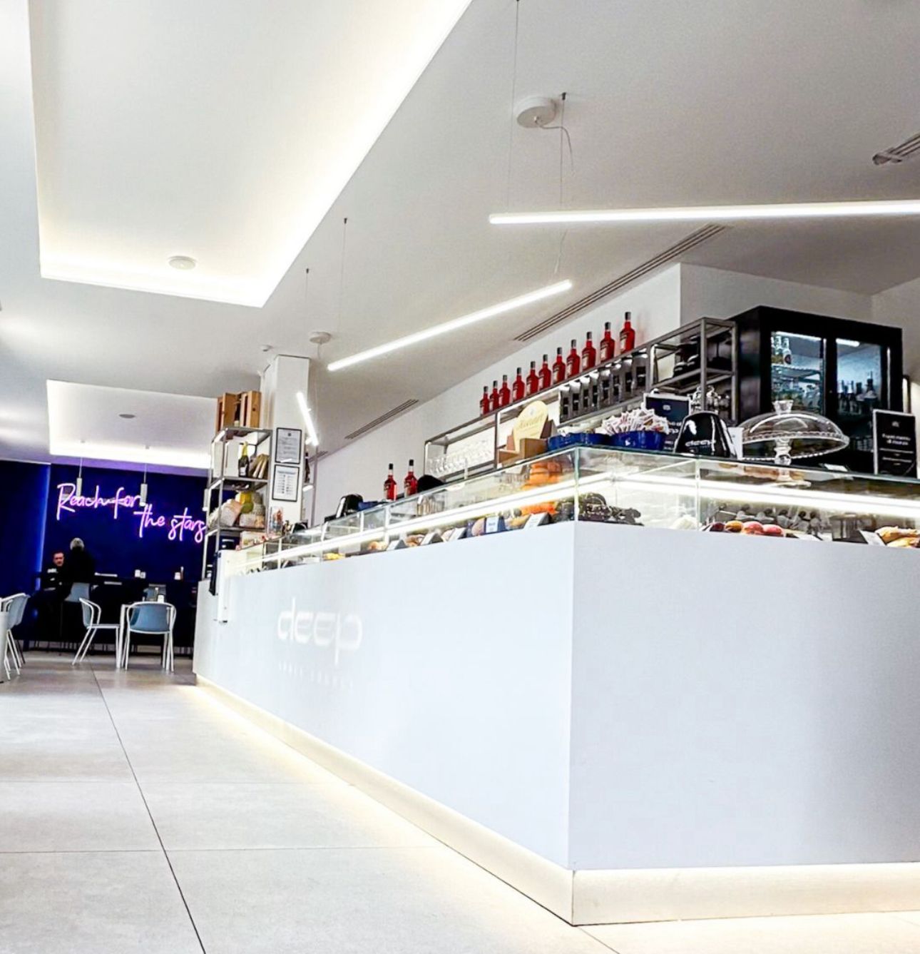 Il bancone di Deep Space Lounge con insegna Reach for the stars.