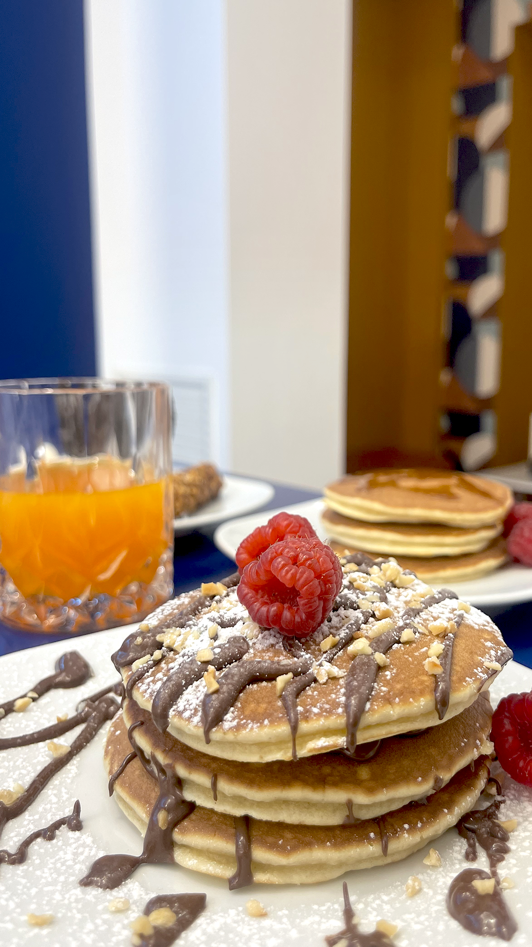 Pancake con cioccolato e lamponi al Deep Space Lounge.