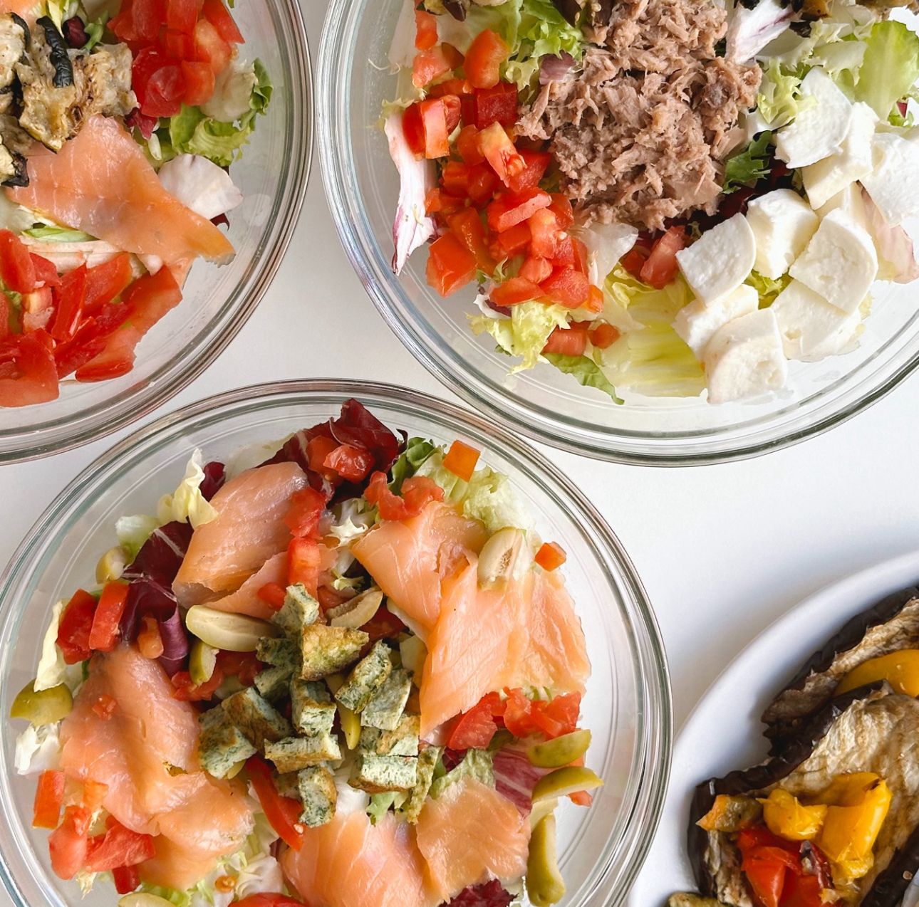 Insalatone fresche preparate al Deep Space Lounge.