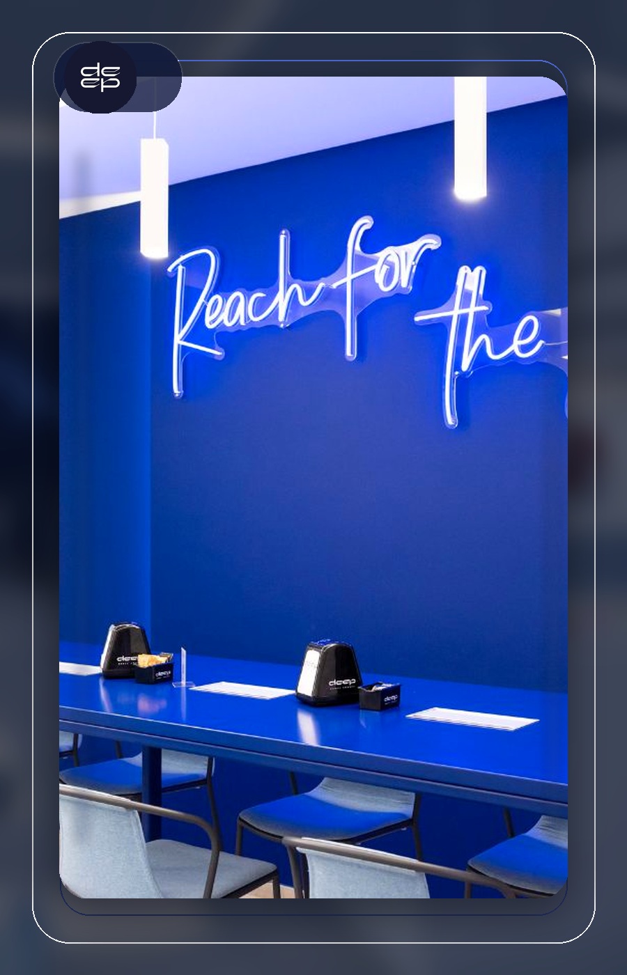 Poster visivo ispirato alla social table blu e all'insegna al neon di Deep Space Lounge.