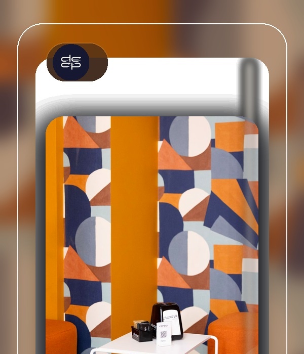 Angolo lounge arancio con wallpaper geometrico di Deep Space Lounge.